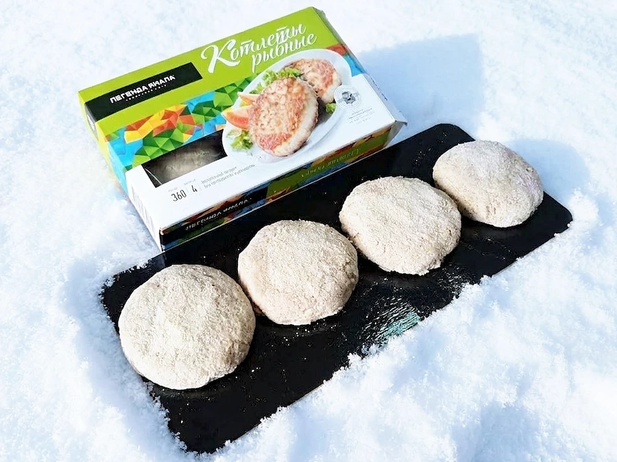 Жареные рыбные котлеты из щуки с хрустящей панировкой, готовы к подаче